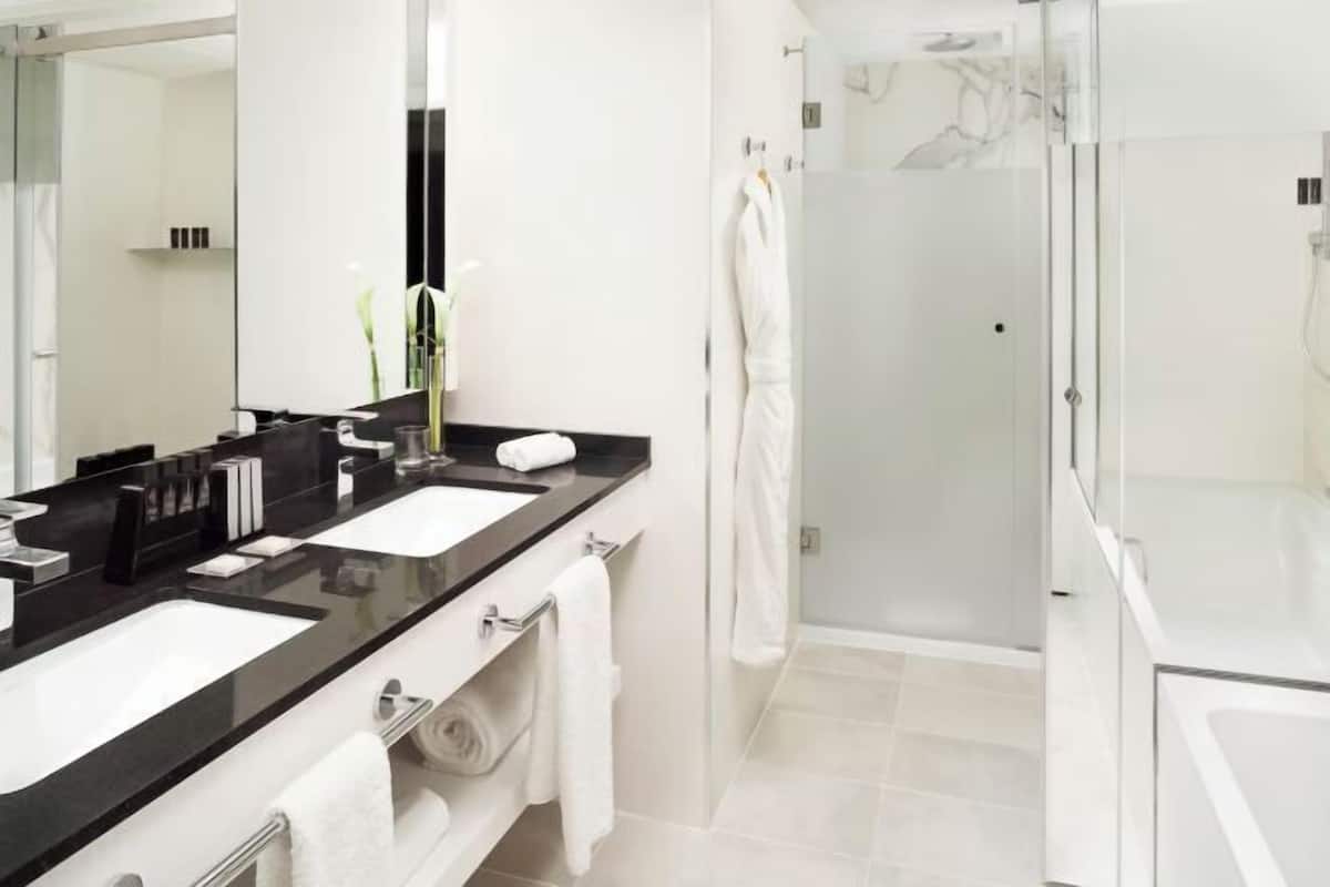 Baño | Amenidades de baño de diseñador, secadora de cabello, toallas