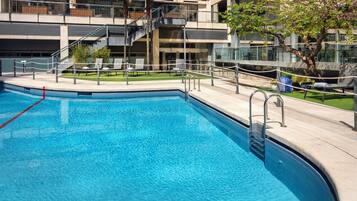Piscine extérieure (ouverte en saison), chaises longues