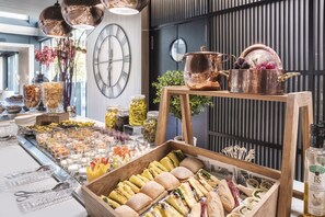 Daily full breakfast for a fee - Melia Castilla (Madrid)