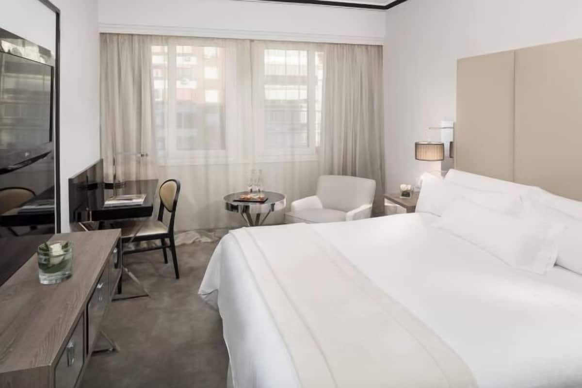 Edredón, minibar, caja de seguridad en la habitación y escritorio