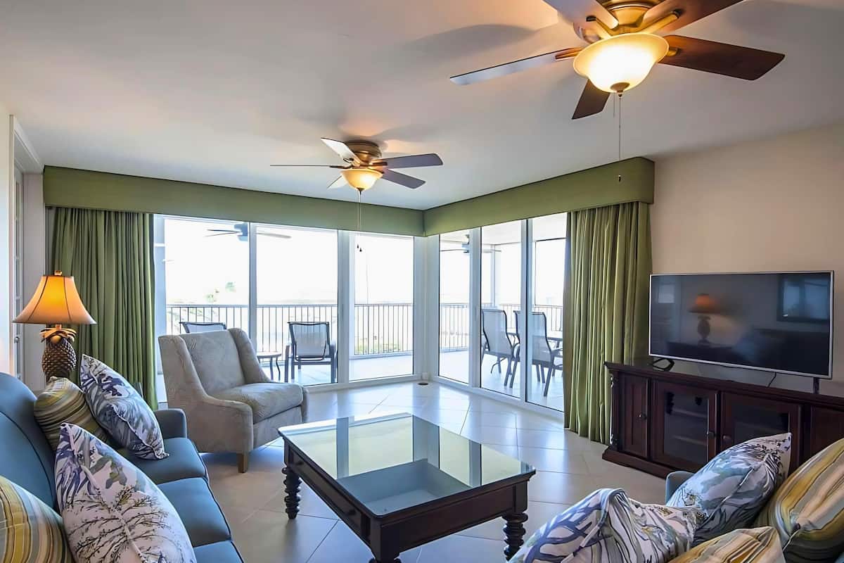 Premium bedding, in-room safe, laptop workspace, blackout curtains