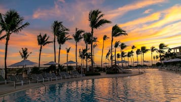 5 piscinas al aire libre, cabañas de piscina (de pago), sombrillas