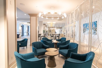 4 bars/lounges, 3 poolside bars at Hawks Cay Resort