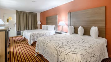 Ein Hotelzimmer mit zwei Betten, einem Schreibtisch und einem Stuhl.