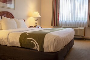 خزنة داخل الغرفة ومكتب ومساحة عمل للكمبيوتر المح مول وستائر تعتيم