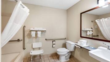 Baño de hotel estándar con inodoro, bidé, lavamanos y espejo.