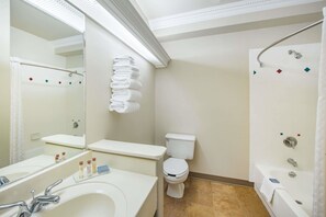 Chuveiro/banheira combinados, secador de cabelo, toalhas de banho 