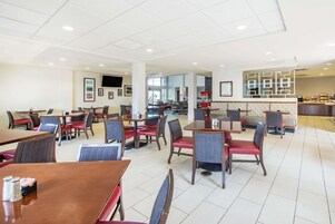 Café da manhã completo grátis todos os dias