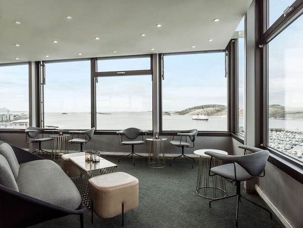 Cocktailbar, uitzicht op de zee, op bepaalde dagen geopend