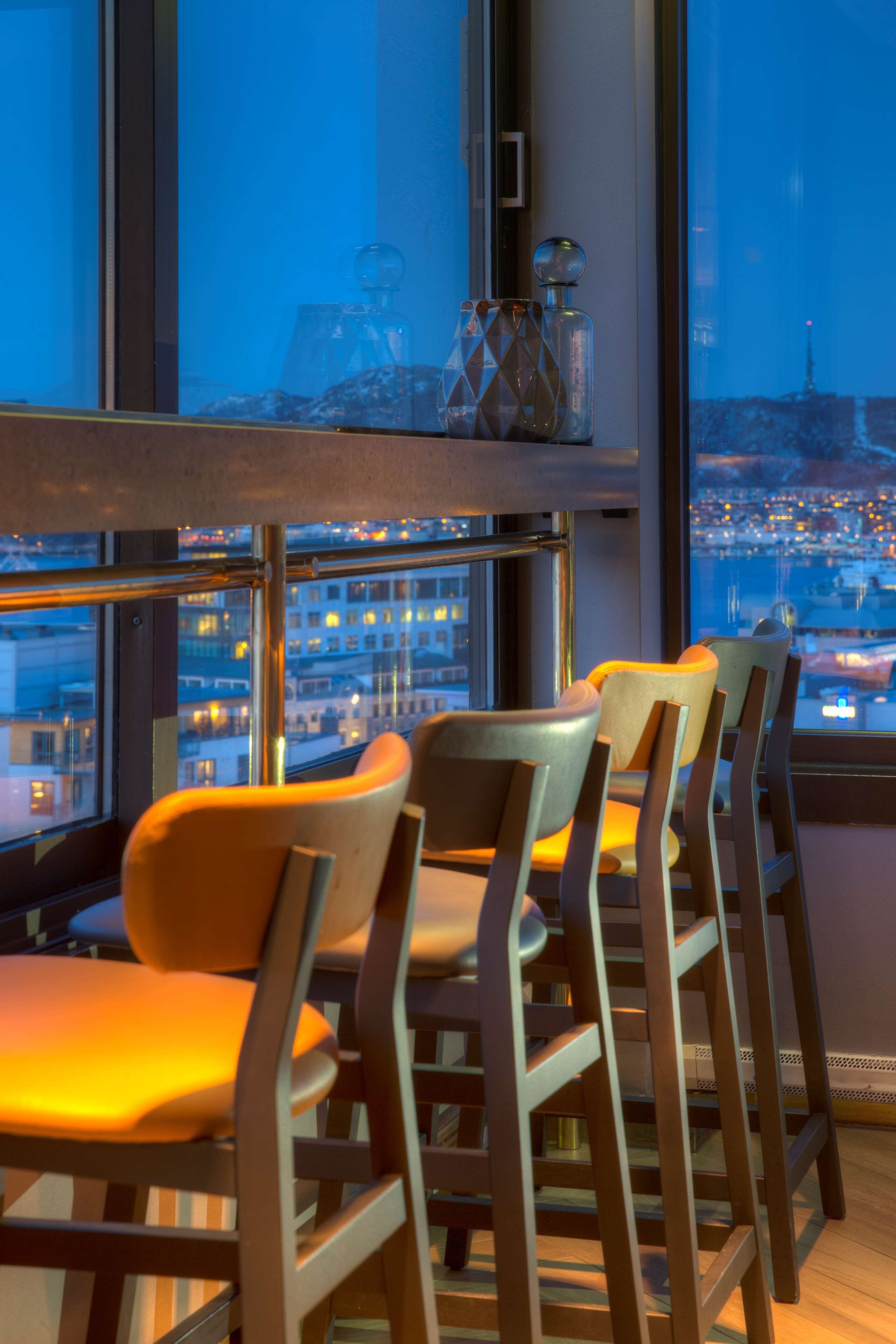 Cocktailbaari, valtamerinäköala, avoinna tiettyinä päivinä