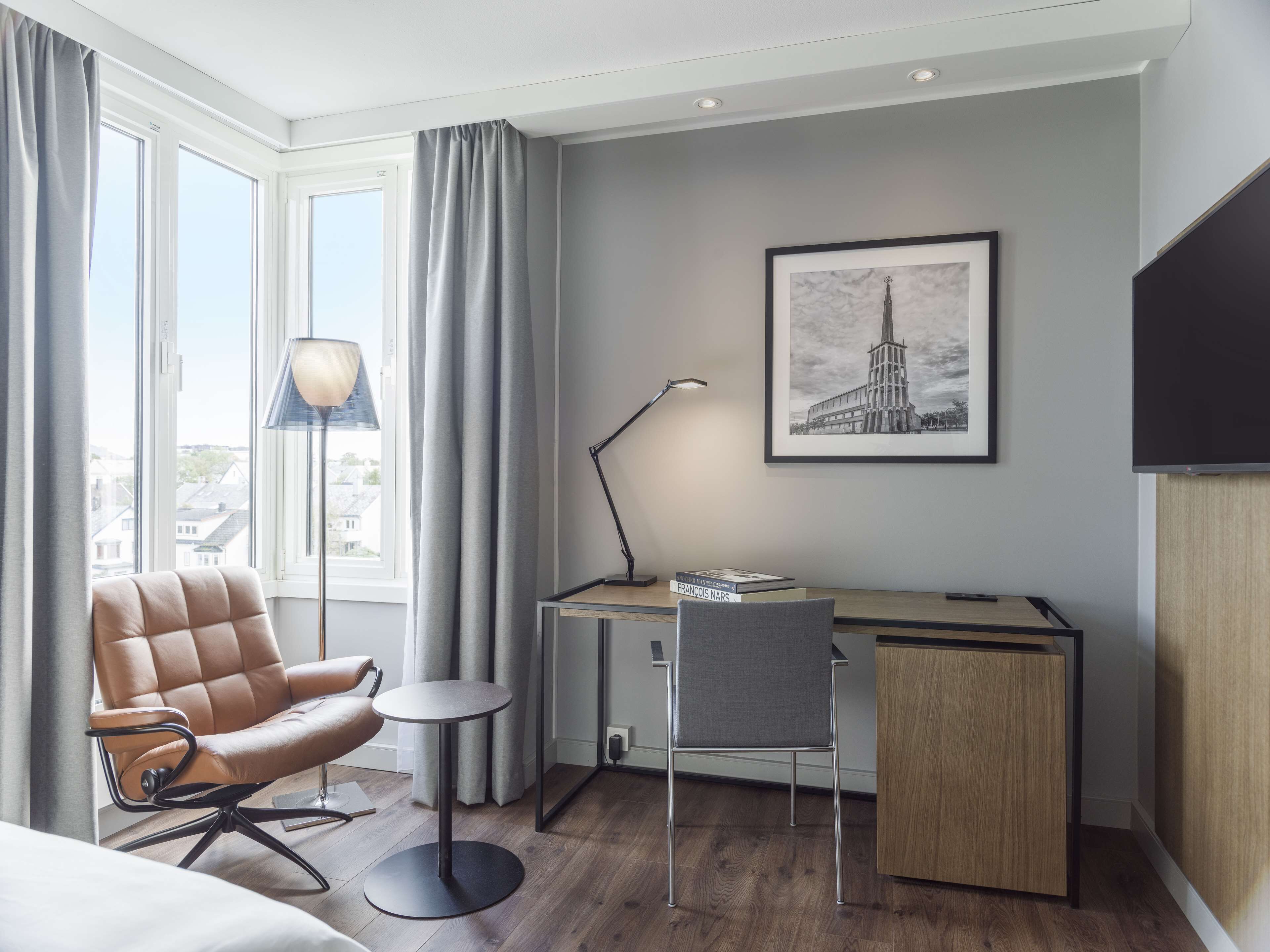 family room | 1 bedroom, in-room safe, desk, laptop workspace