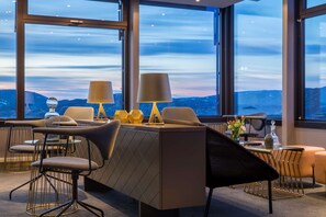 Cocktail bar, ocean views, open select days