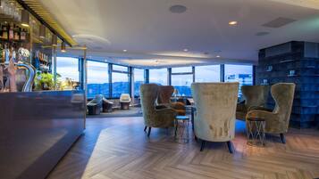 Cocktail bar, ocean views, open select days
