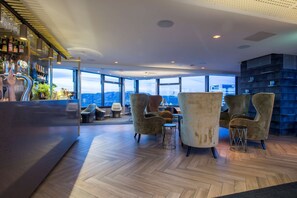 Cocktail bar, ocean views, open select days