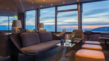 Bar de cocktails, con vista al mar, abre solo algunos días