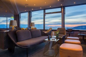Cocktail bar, ocean views, open selected days