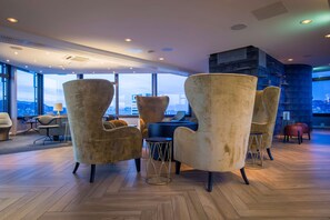 Cocktail bar, ocean views, open selected days