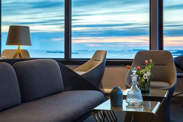 Cocktail bar, ocean views, open select days