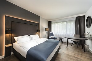 Standaard kamer, 1 kingsize bed | Een kluis op de kamer, een bureau, verduisterende gordijnen