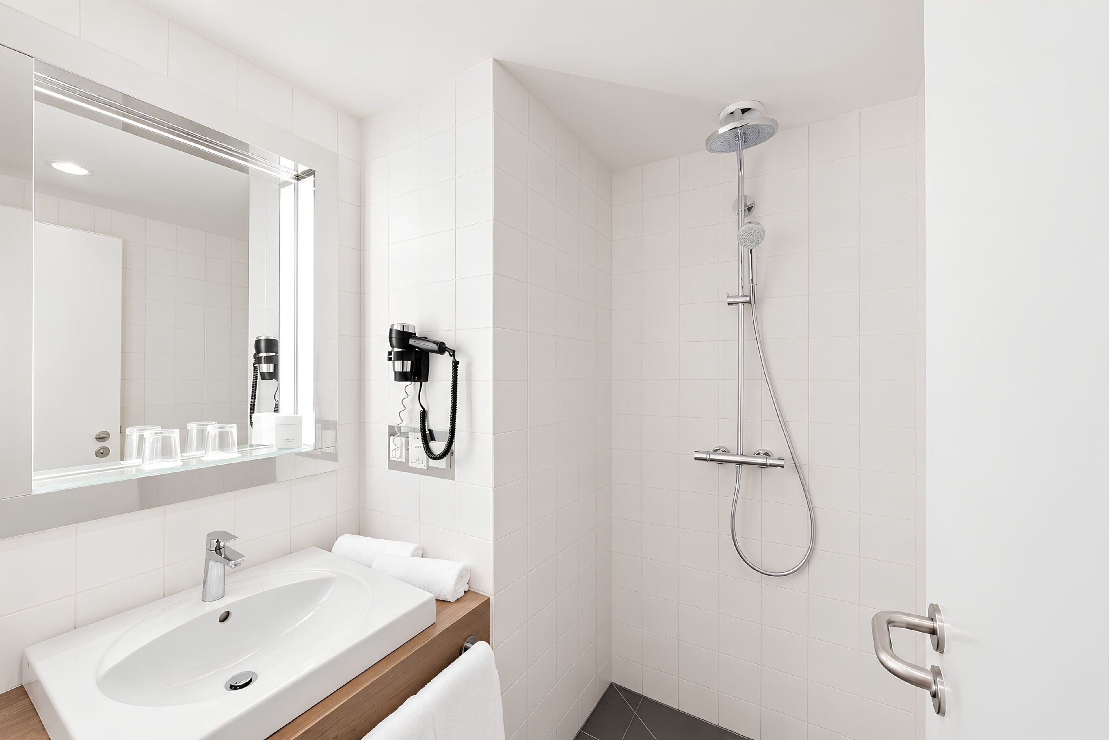 Executive Room, 1 King Bed | Bathroom | Combined shower/tub, eco-friendly toiletries, hair dryer, slippers