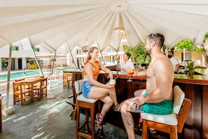 Bar ved bassenget