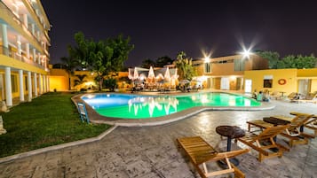 Utomhuspool och solstolar