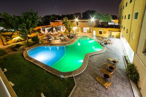 Outdoor pool, pool loungers - Hotel Maria del Carmen Merida (Mérida)