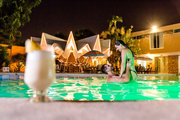 Una piscina al aire libre, tumbonas