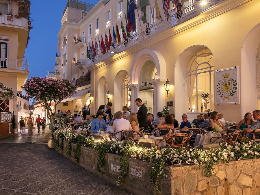 2 bars/lounges, een poolbar