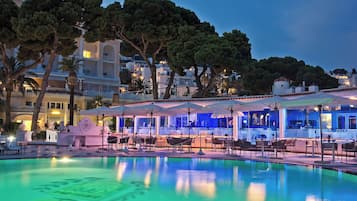 3 restaurants; breakfast, lunch, and dinner served