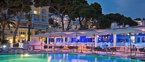 3 restaurants; breakfast, lunch, and dinner served