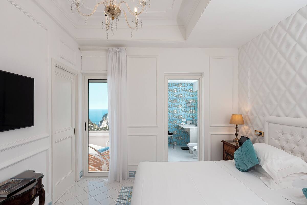 minibar, in-room safe, individually decorated, individually furnished