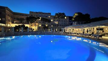 Piscina all'aperto, con ingresso dalle 09:00 alle 18:00, lettini