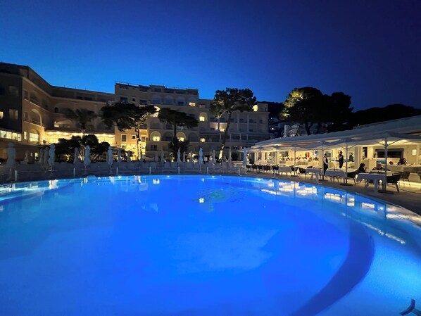 Outdoor pool, open 9 AM to 6:00 PM, pool loungers