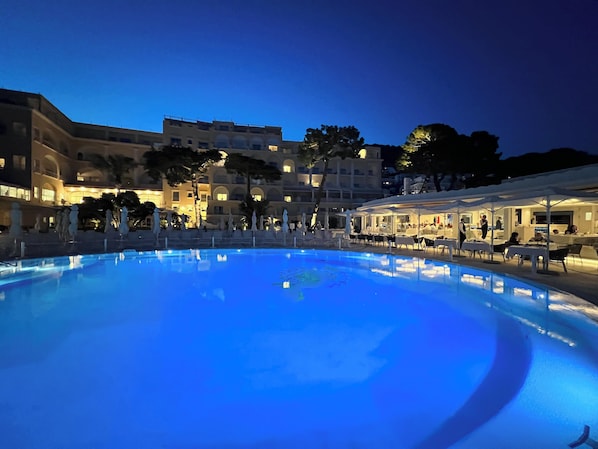 Outdoor pool, open 9 AM to 6:00 PM, pool loungers