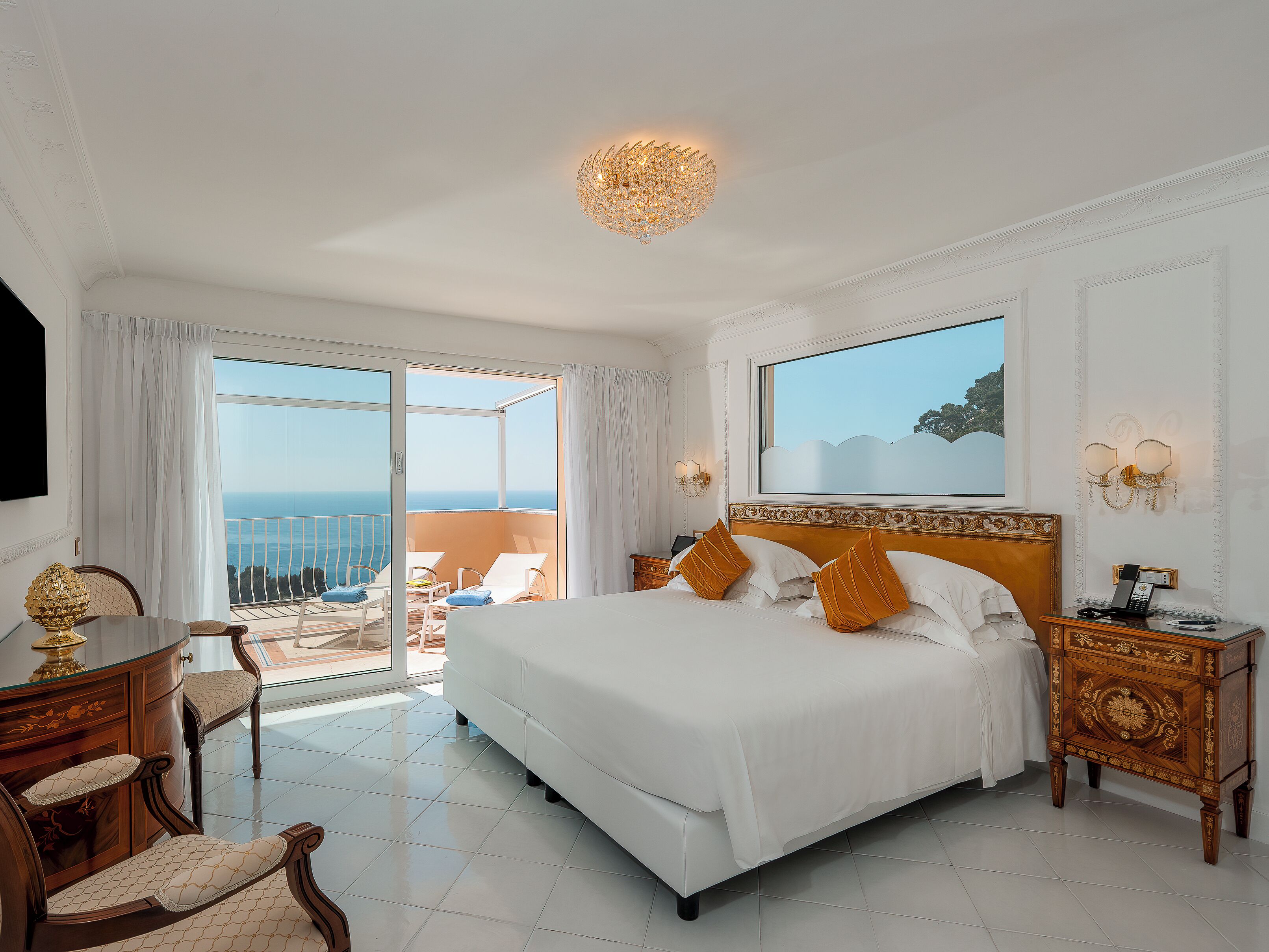 Minibar, in-room safe, individually decorated, individually furnished