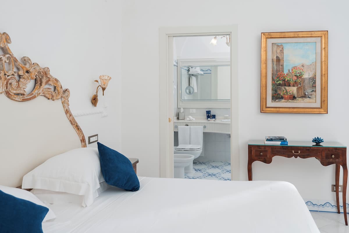 Premier Double Room | Minibar, in-room safe, individually decorated, individually furnished