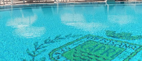 Outdoor pool, open 9 AM to 6:00 PM, pool loungers