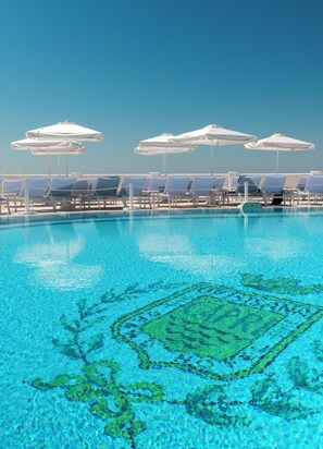 Outdoor pool, open 9 AM to 6:00 PM, pool loungers