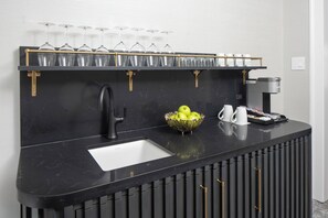 Governor's Suite | Living area - Hilton Milwaukee (Milwaukee)