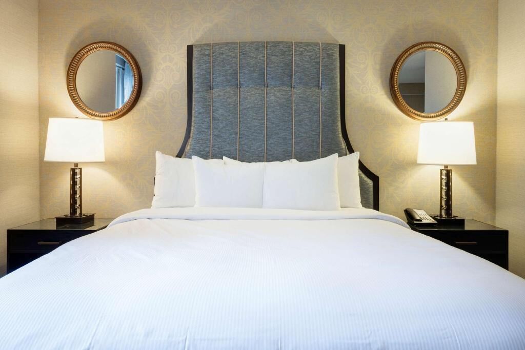 Literie de qualité, lit avec matelas à plateau-coussin
