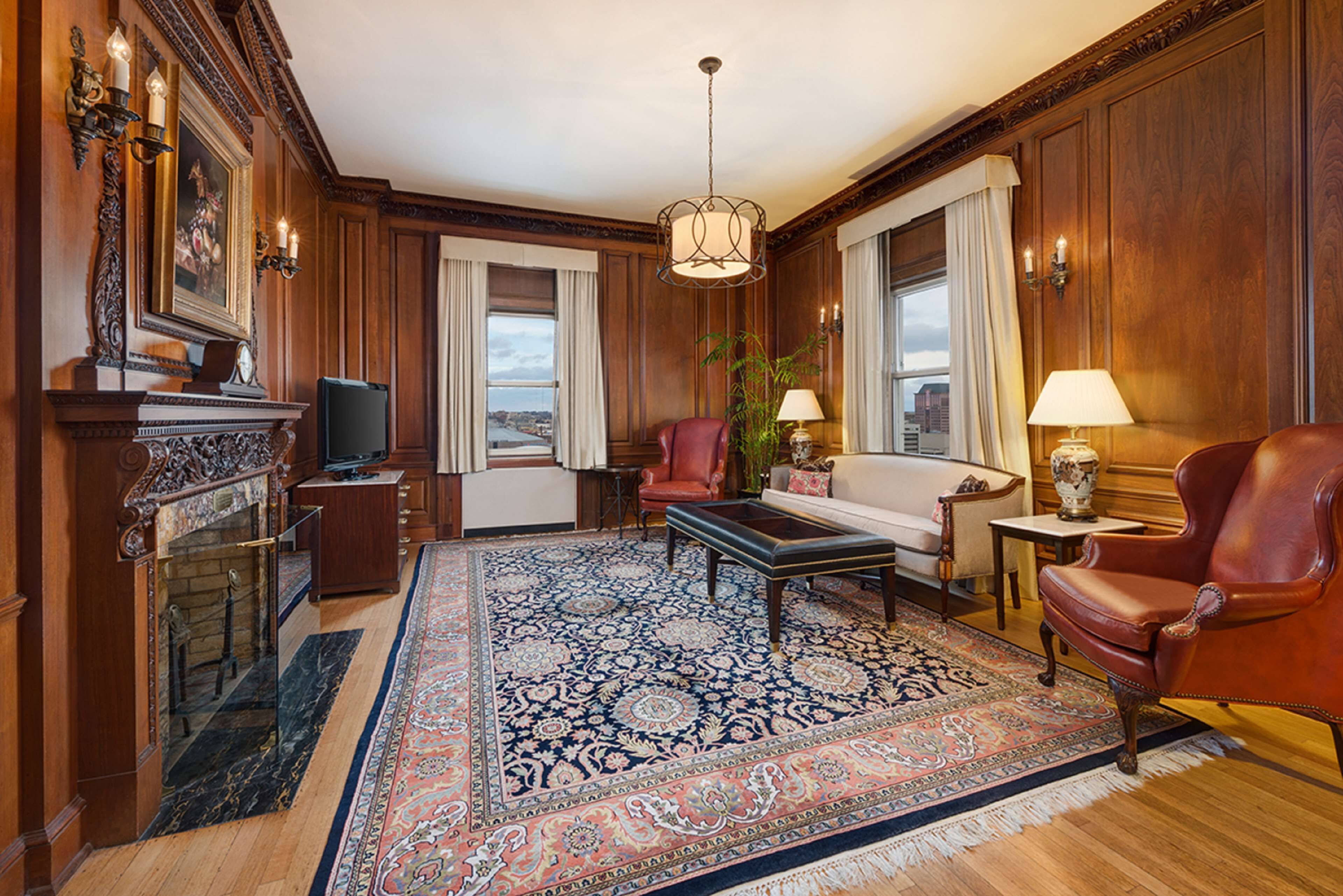 Sengetøy av topp kvalitet, senger med overmadrass og safe på rommet