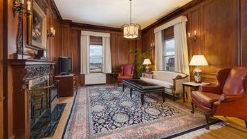 Sengetøy av topp kvalitet, senger med overmadrass og safe på rommet