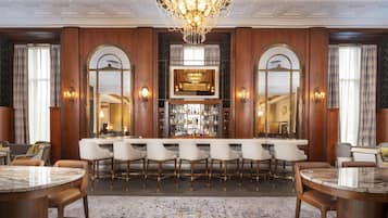 3 bars/lounges, lobby lounge