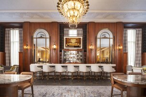 3 bars/lounges, lobby lounge