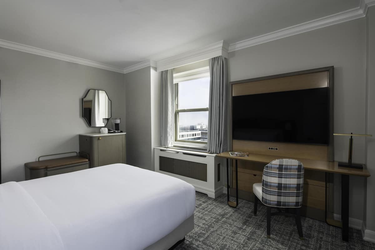 Room, 1 Queen Bed | Premium bedding, pillowtop beds, in-room safe, desk