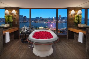 Phòng Suite, 1 giường cỡ king, quang cảnh cảng | Phòng tắm | Bồn tắm và buồng tắm vòi sen riêng, đồ dùng nhà tắm được thiết kế riêng 