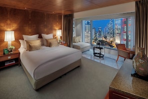 Hypo-allergenic bedding, minibar, in-room safe, desk