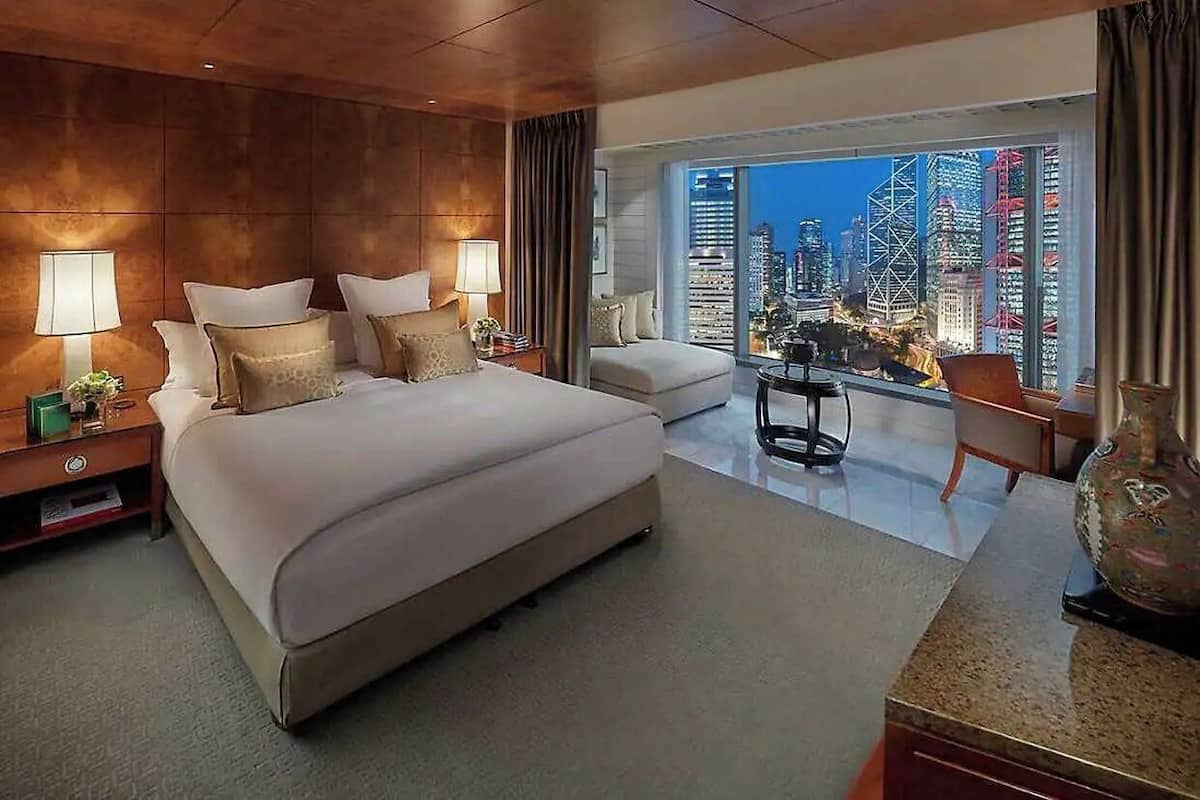 Hypo-allergenic bedding, minibar, in-room safe, desk
