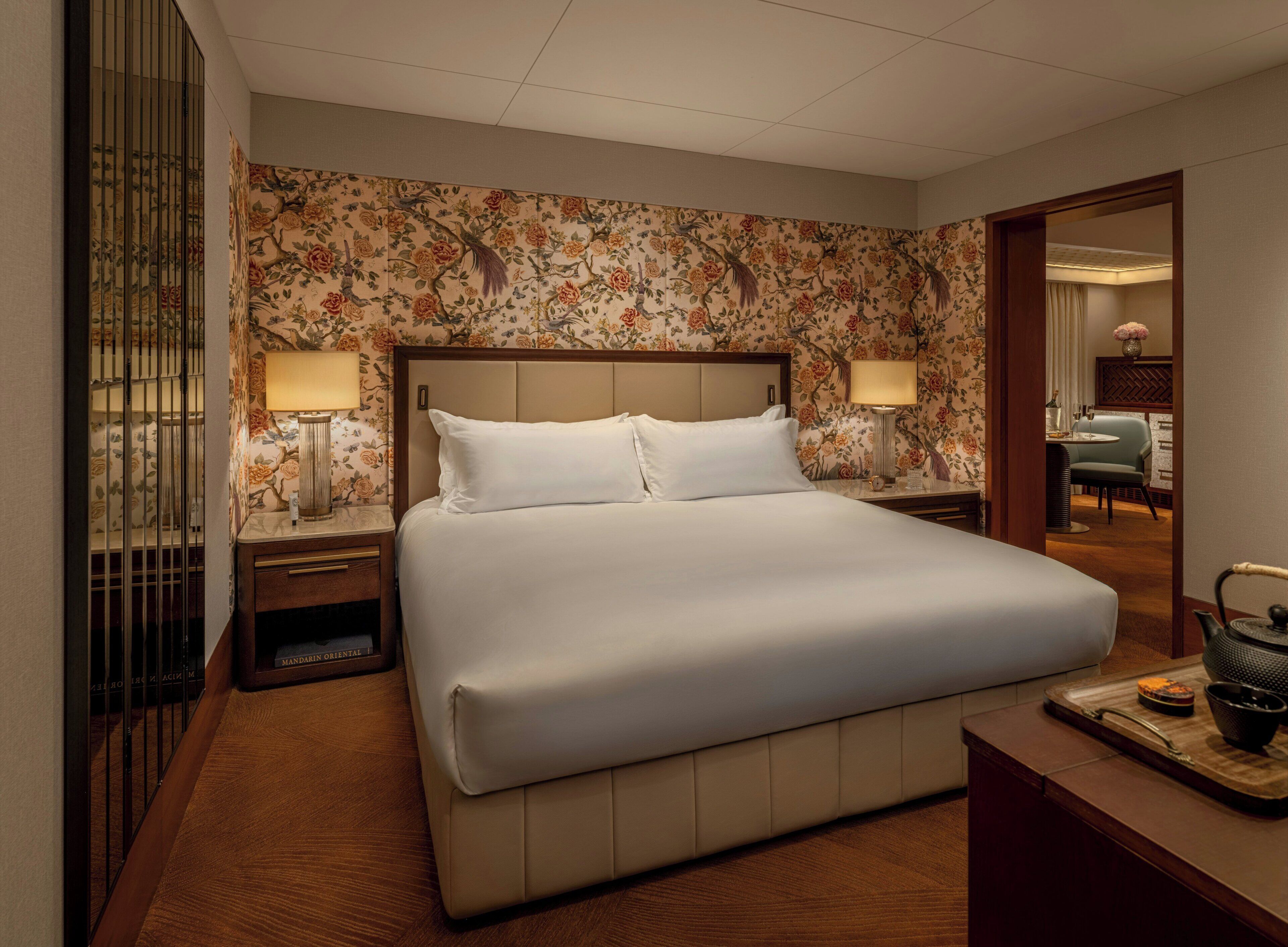 Suite, 1 King Bed (Statue Square View) | Hypo-allergenic bedding, minibar, in-room safe, desk